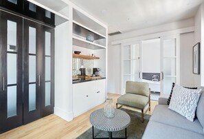 40-inch flat-screen TV with digital channels, TV - Duane Street Hotel Tribeca (New York)