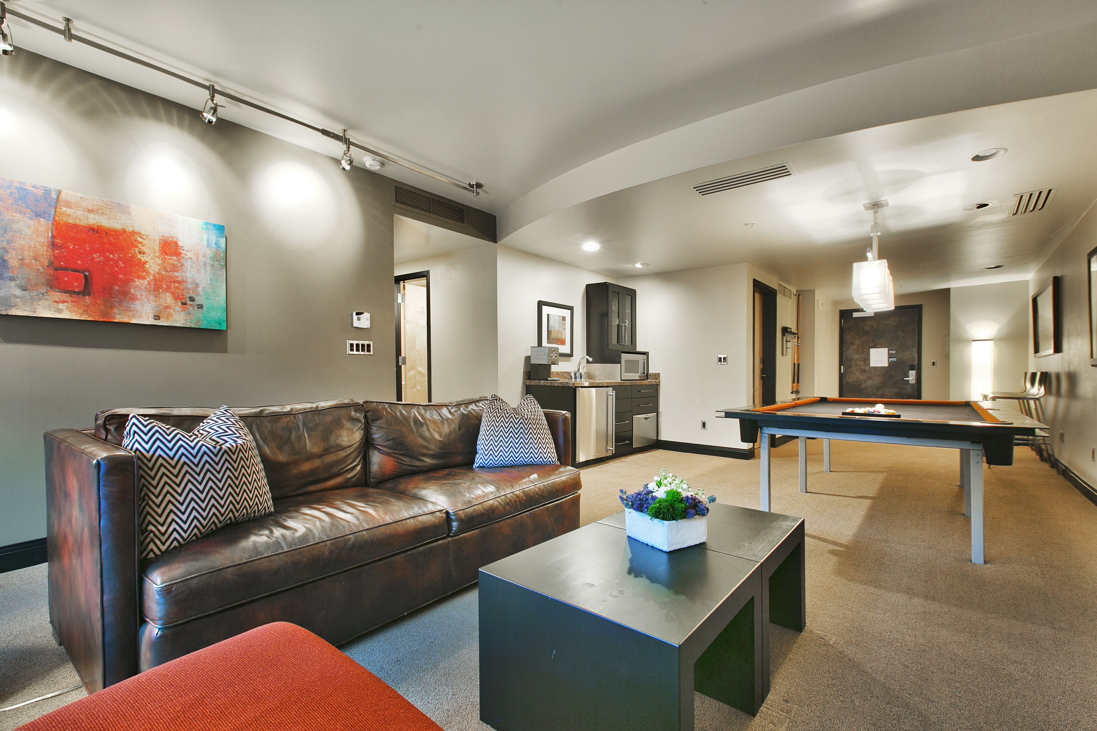 deluxe suite, hot tub / pool table | living room | smart tv, fireplace