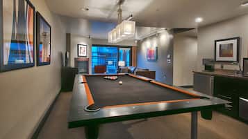 Deluxe Suite, Hot Tub / Pool Table | Living room | Smart TV, fireplace