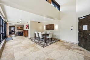 Premium bedding, individually decorated, soundproofing - Main & SKY (Park City)