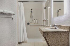 Tina con regadera, amenidades de baño gratuitas, secadora de cabello 