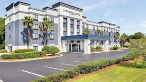 A modern hotel with a flat roof, large windows, and a covered entrance. - SpringHill Suites by Marriott Jacksonville North I-95 Area (Jacksonville)