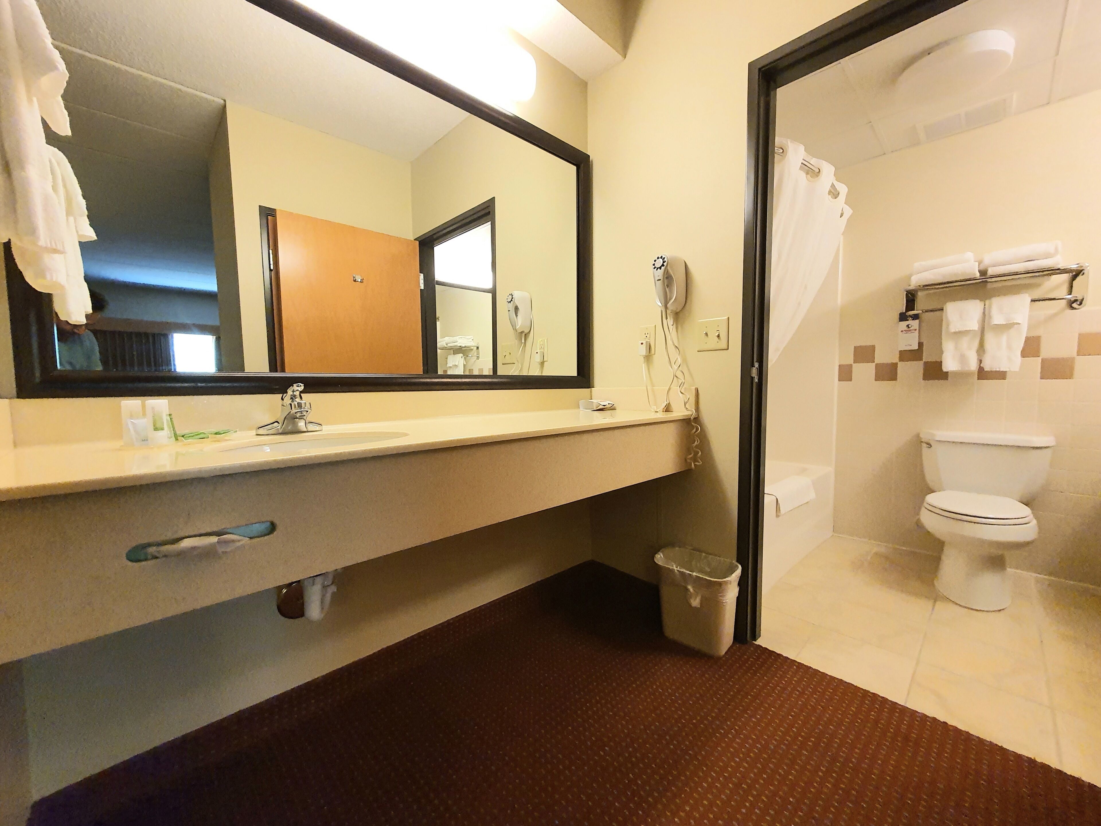 elite room, 1 king bed, jetted tub | room amenity