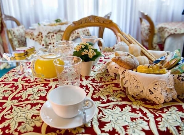 Colazione continentale, servita tutte le mattine (11 EUR a persona)