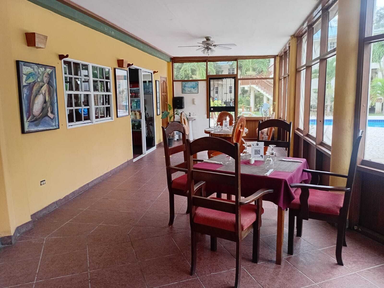 供应早餐、午餐和晚餐，地方菜