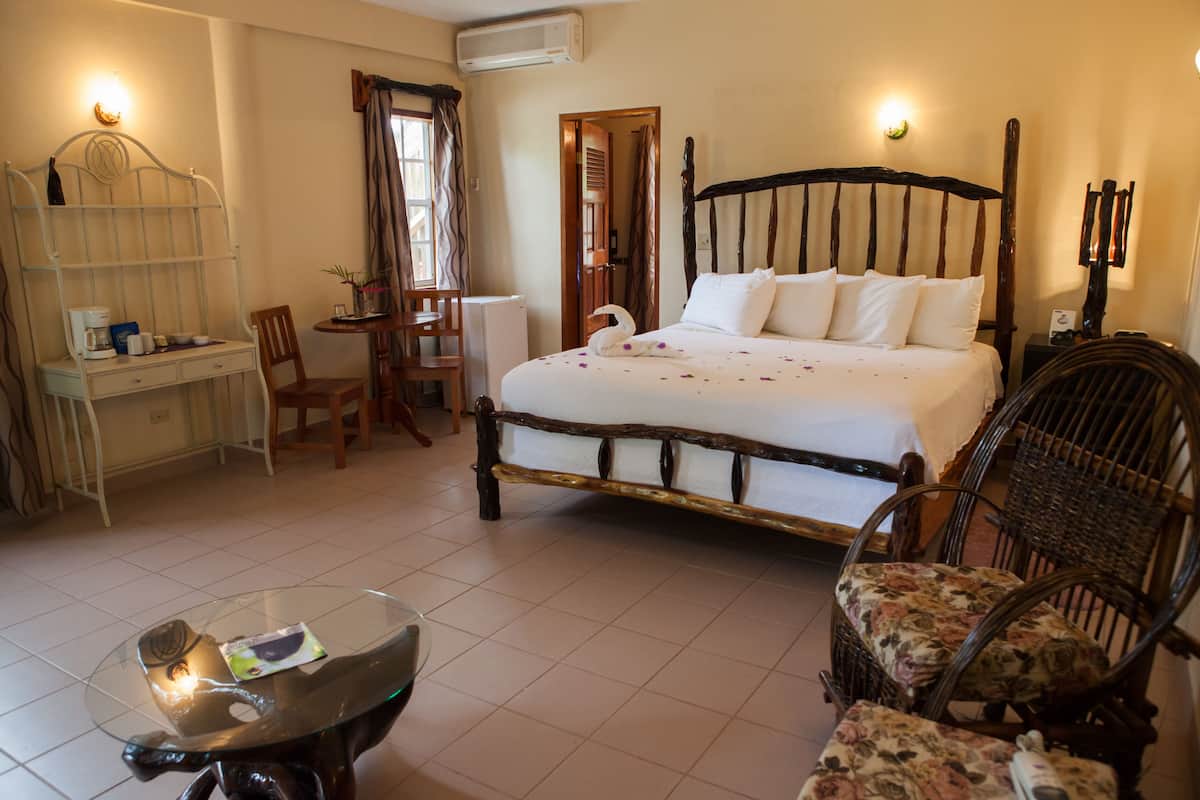 Habitación | Ropa de cama de alta calidad, edredón, muebles diferentes y escritorio