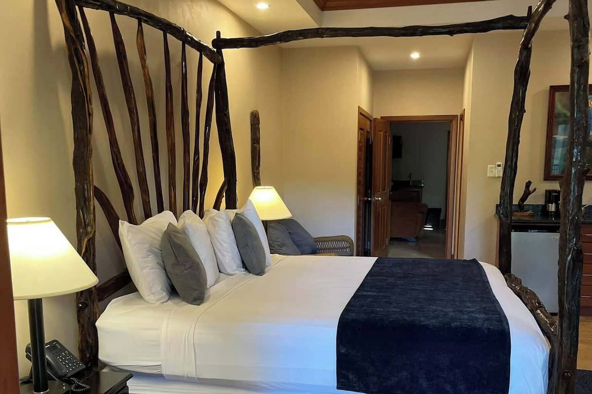 Ropa de cama de alta calidad, edredón, muebles diferentes y escritorio