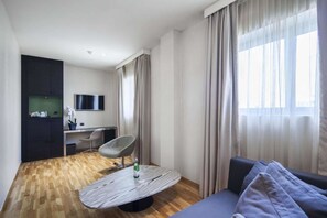 Duntäcken, minibar, värdeförvaringsskåp på rummet och skrivbord