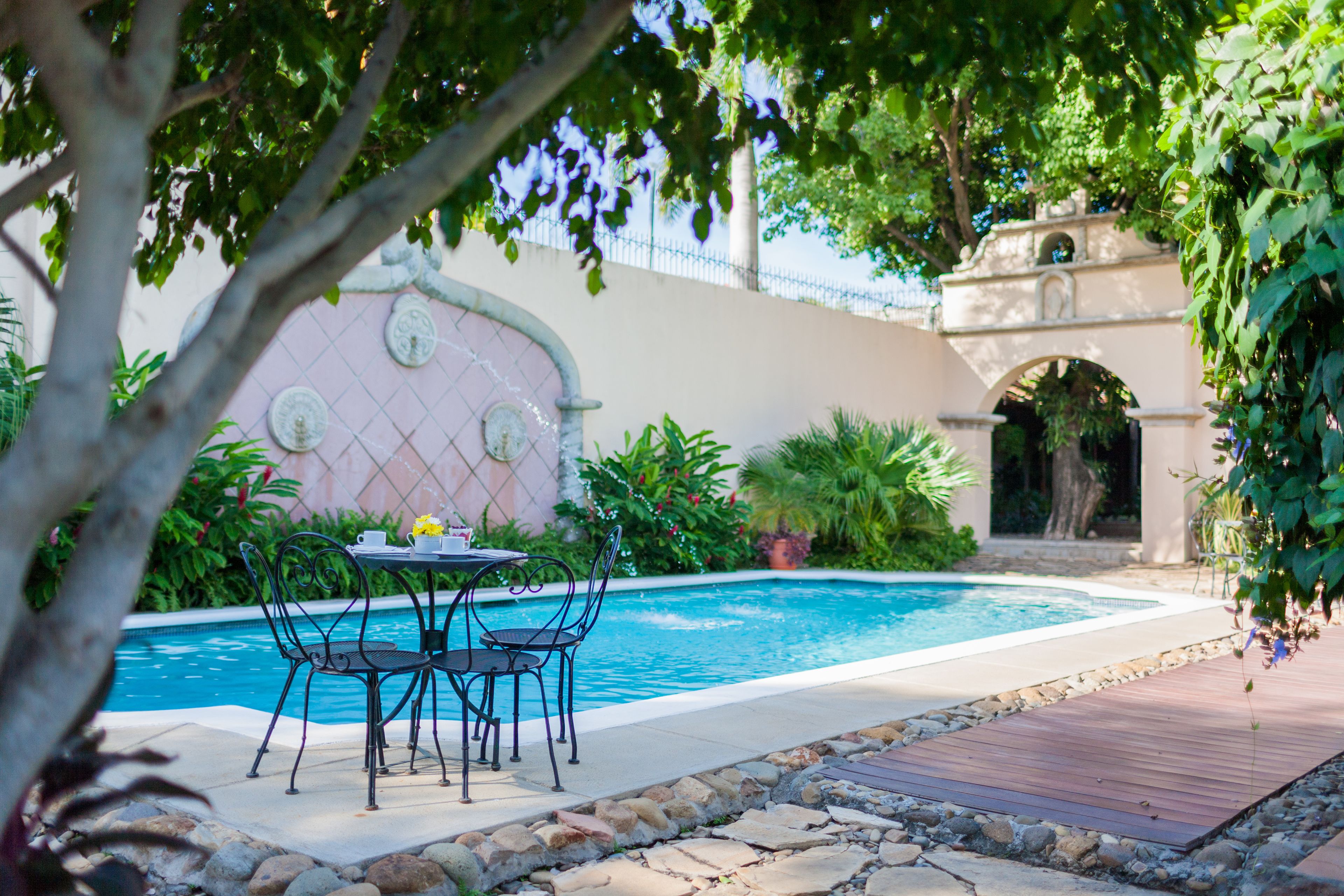 Alberca al aire libre, acceso de 07:00 a 18:00, y camastros 