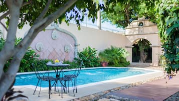 Alberca al aire libre, acceso de 07:00 a 18:00, y camastros