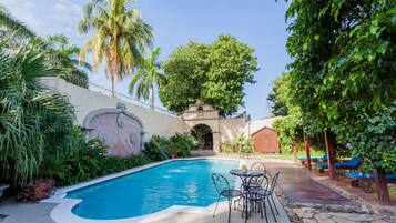 Piscina externa, funciona das 7h às 18h, espreguiçadeiras