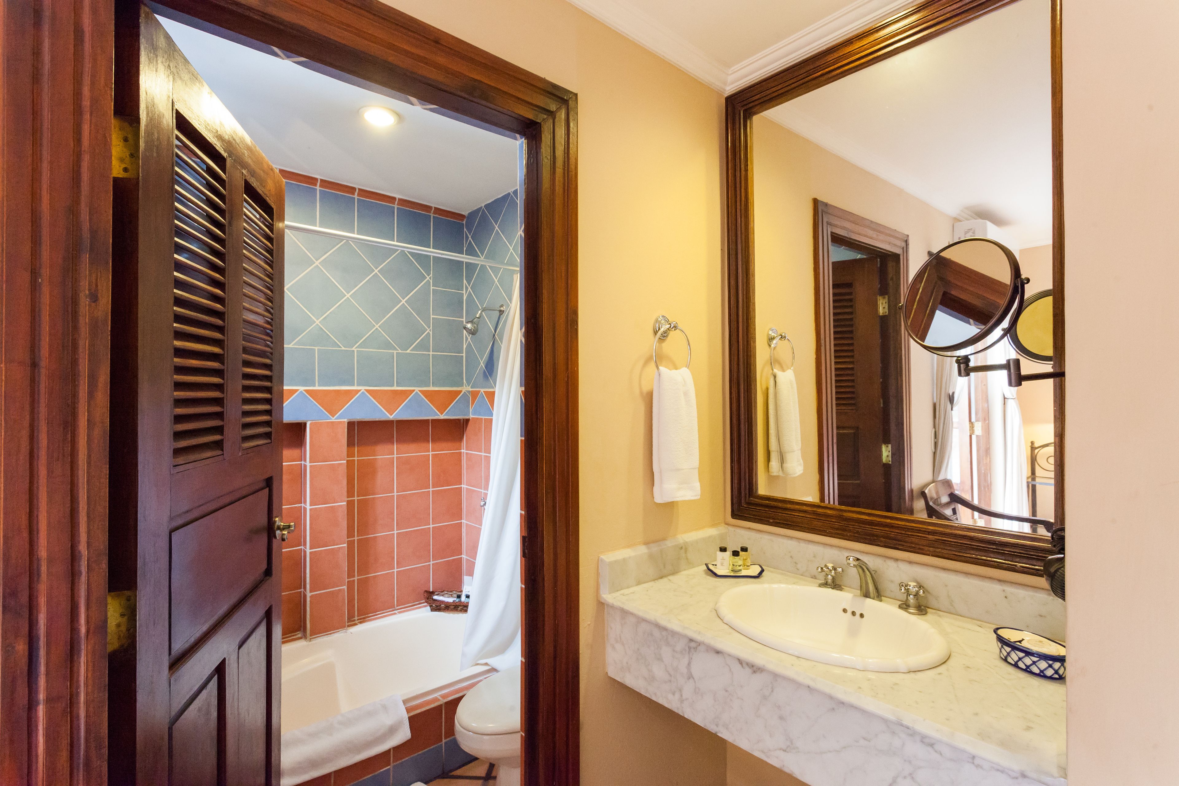 Combined shower/bathtub, rainfall showerhead, free toiletries