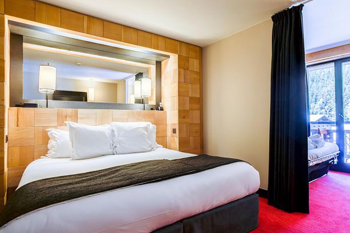 Ropa de cama de alta calidad, colchones con pillow-top y minibar 