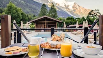 Daily continental breakfast (EUR 20 per person)