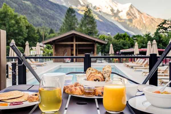 Daily continental breakfast (EUR 20 per person)
