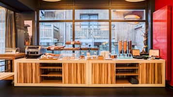 Daily continental breakfast (EUR 20 per person)