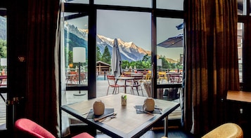 Desayuno continental diario (EUR 20 por persona)