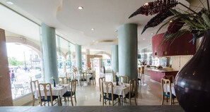 Se ofrece un desayuno a la carta todos los días (por un coste adicional)