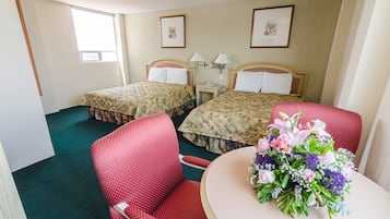 Standardværelse - 2 dobbeltsenge | Dundyner, pengeskab på værelset, skrivebord, mørklægningsgardiner