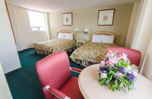 Standard-huone, 2 parisänkyä | Untuvapeitot, tallelokero huoneessa, työpöytä, pimennysverhot