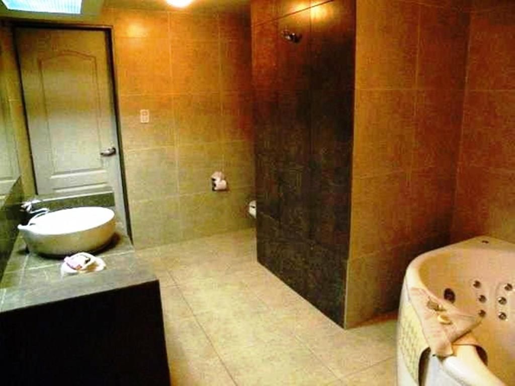A bathroom with a sink, toilet, and bathtub.