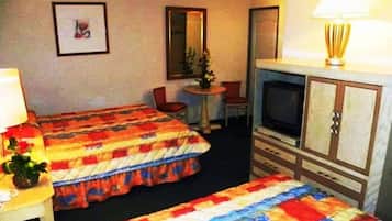 Une chambre d’hôtel avec deux lits, une télévision, un bureau et une chaise.