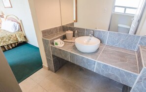 Standardzimmer, 2 Doppelbetten | Badezimmer | Dusche, kostenlose Toilettenartikel, Handtücher