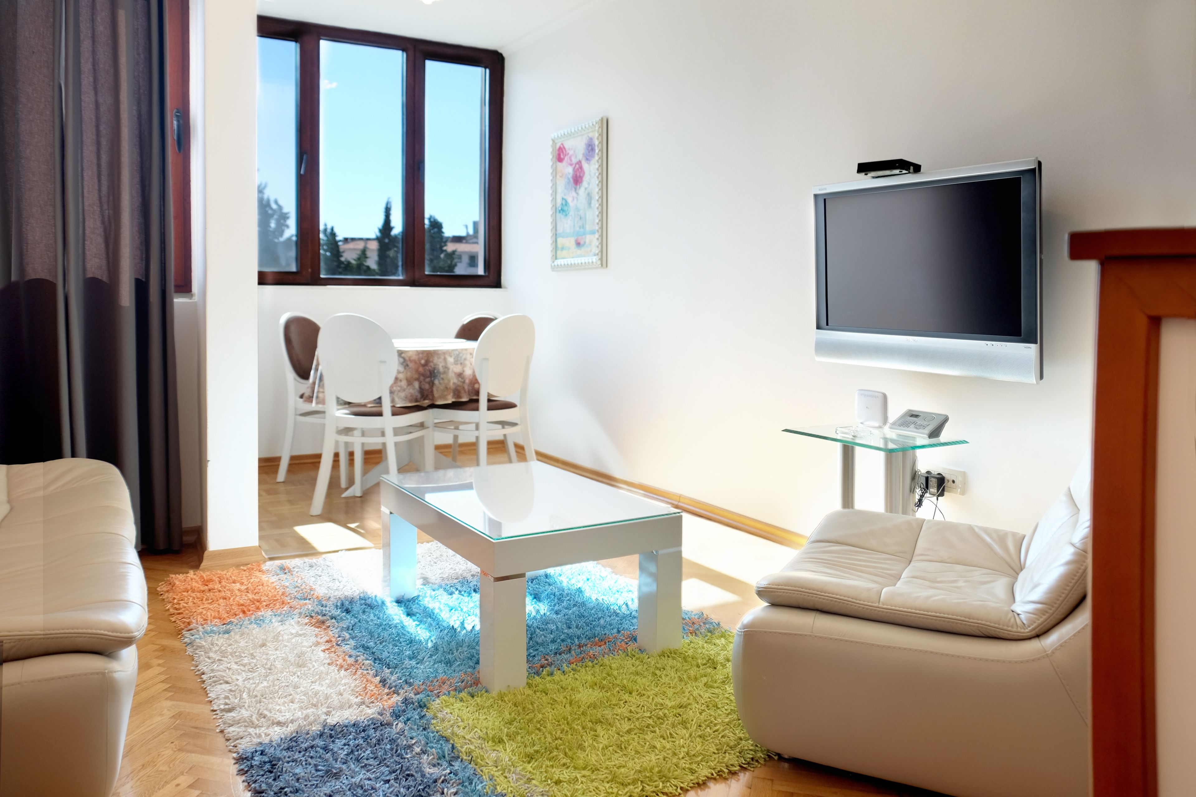 Apartment, 1 Bedroom - Annex building | 起居区 | 平板电视、书