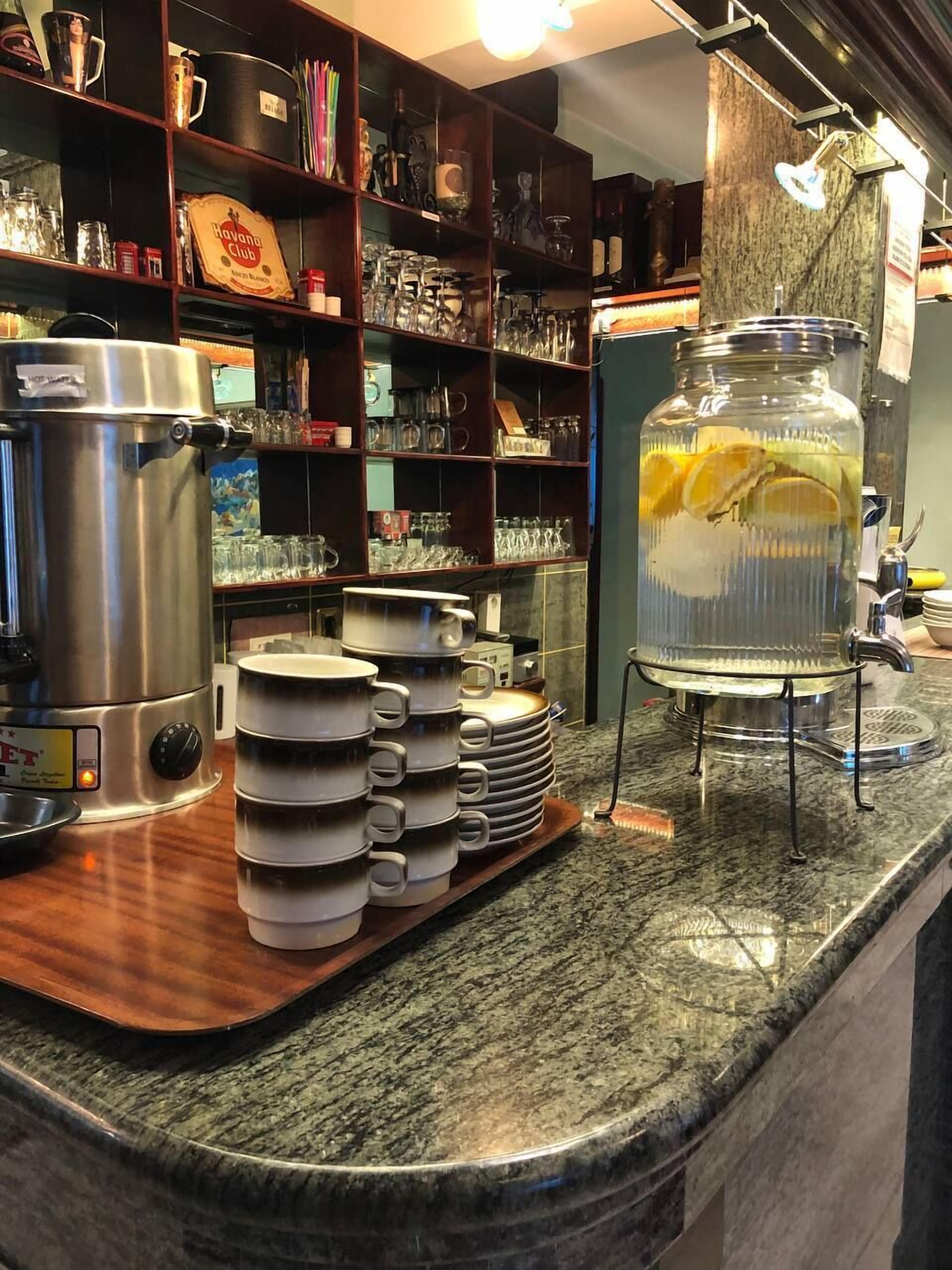 朝食 (フル ブレックファスト)、毎日提供 (無料)