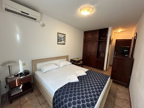 Standard-Doppelzimmer, Stadtblick | Zimmersafe, individuell dekoriert, schallisolierte Zimmer