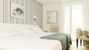 Double Room (with Extra Bed) | Premium bedding, in-room safe, desk, blackout drapes - Hotel Sauce (Zaragoza)