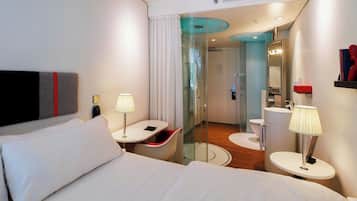 Sengetøy av topp kvalitet, senger med overmadrass og safe på rommet