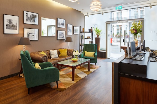 Lobby sitting area - Cheval Harrington Court at South Kensington (London)