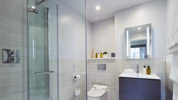 Luxury Open Plan Apartment | Kylpyhuone | Suihku, designer-hygieniatuotteet, hiustenkuivaaja, kylpytakit