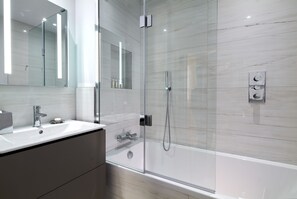 Shower, designer toiletries, hair dryer, bathrobes - Cheval Harrington Court at South Kensington (London)