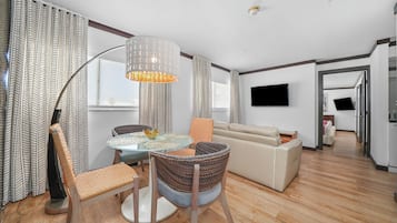 Suite Deluxe, varias camas | Servicio de comidas en la habitación