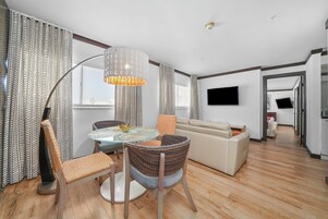 Suite Deluxe, varias camas | Servicio de comidas en la habitación