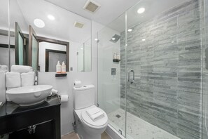 Suite Deluxe, 1 letto king con divano letto | Bagno | Doccia, soffione a pioggia, set di cortesia firmato, asciugacapelli