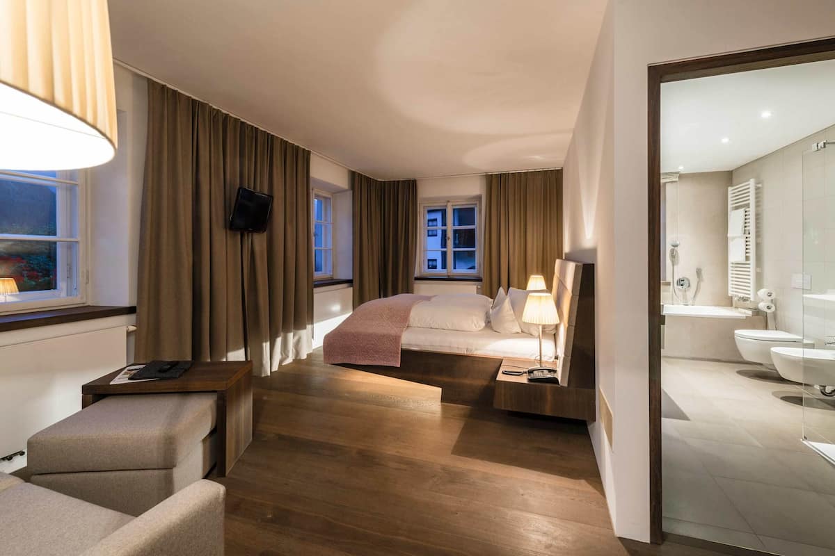 junior suite, 1 double bed | hypo-allergenic bedding, in-room safe, desk, soundproofing