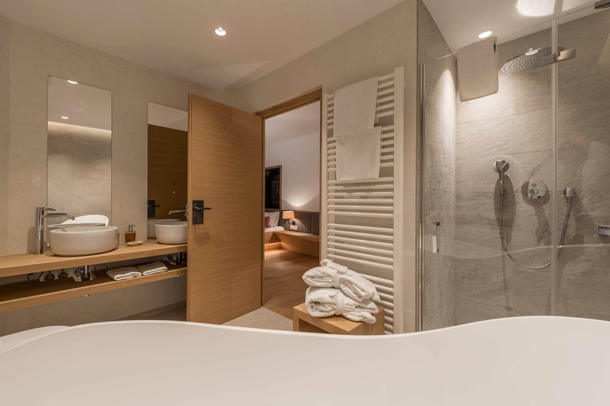 junior suite, 1 double bed | bathroom | separate bathtub and shower, hair dryer, bathrobes, towels
