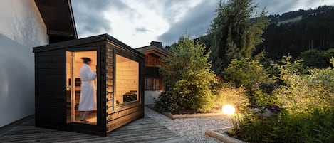 Deluxe Suite, Sauna | Hypo-allergenic bedding, in-room safe, desk, soundproofing