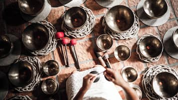 Body treatments, facials, 1 treatment room, massages