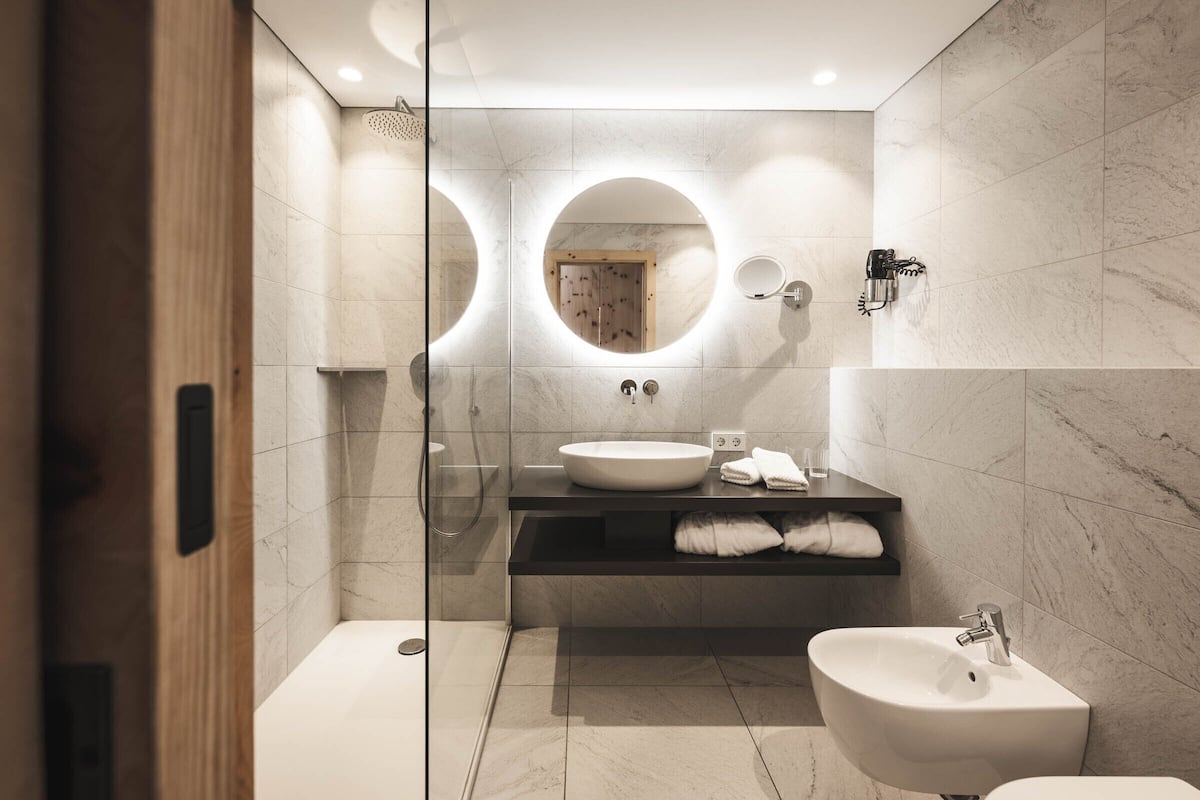 superior double room, 1 double bed | bathroom | separate bathtub and shower, hair dryer, bathrobes, towels