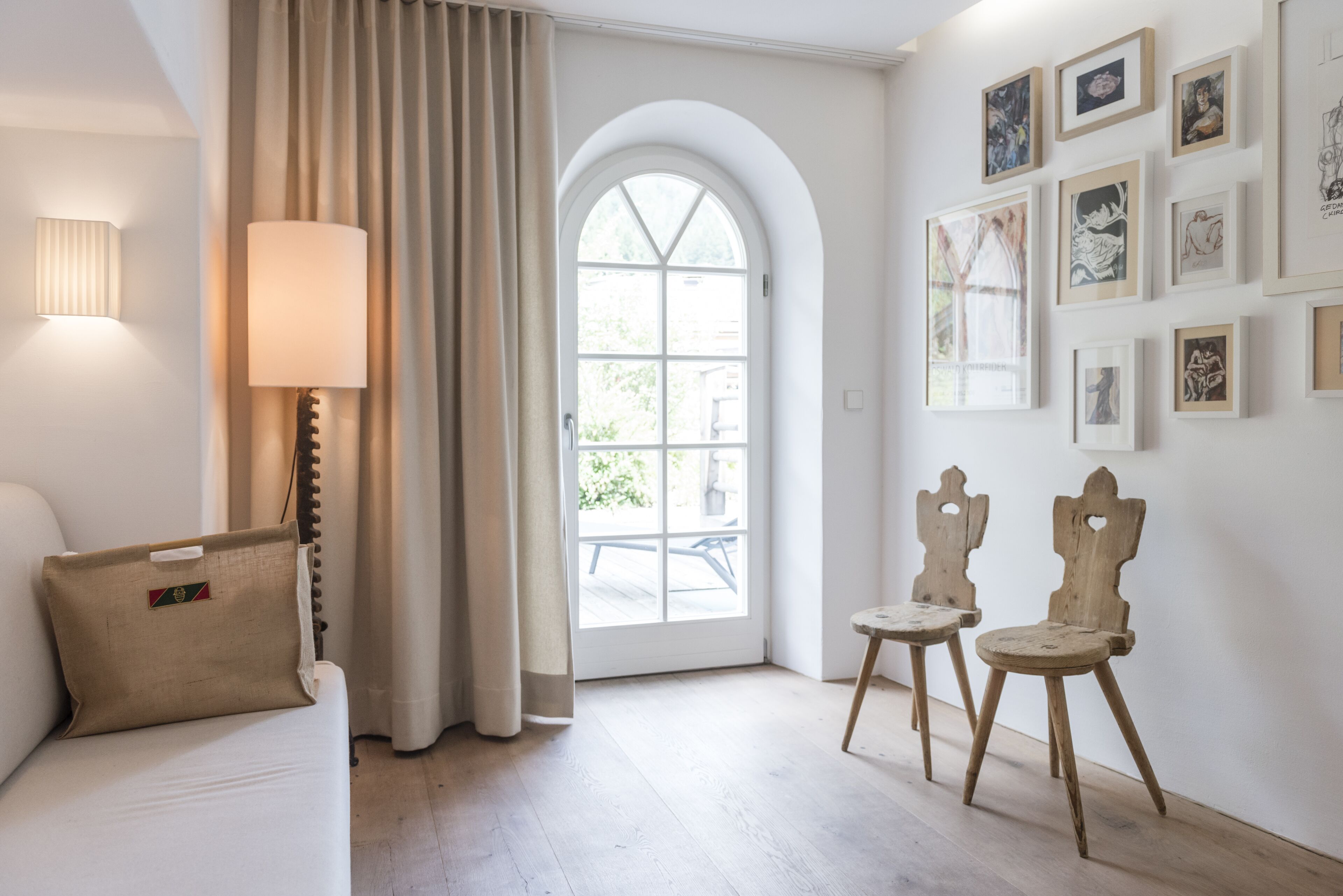 deluxe suite, sauna | living area | tv