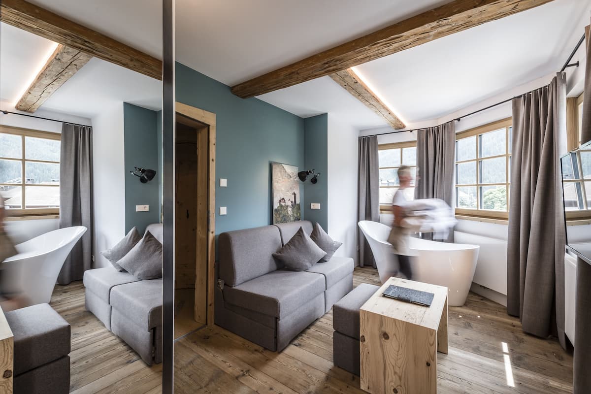 junior suite, 1 double bed | living area | tv