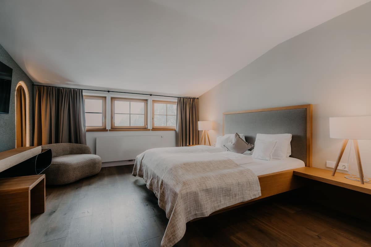 Standard Room, 1 Double Bed | Hypo-allergenic bedding, in-room safe, desk, soundproofing