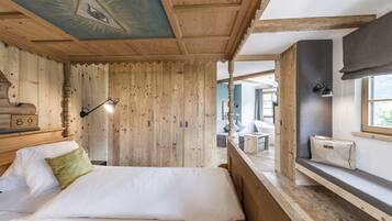 Junior suite, 1 tweepersoonsbed | Hypoallergeen beddengoed, een kluis op de kamer, een bureau