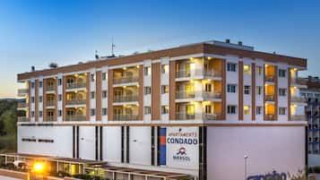 Boendets fasad - kvÀll/natt