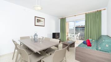 LÀgenhet - 3 sovrum | 1 sovrum, vÀrdeförvaringsskÄp pÄ rummet och mörklÀggningsgardiner