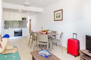 Apartment, 2 Bedrooms | In-room dining